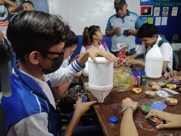Estudiantes realizan Manualidades Navideñas con material reciclable