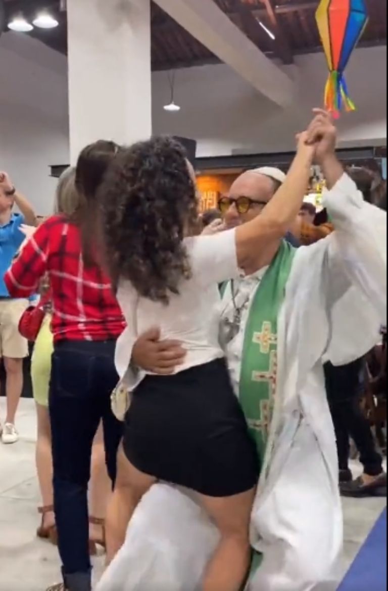 Sacerdote baila en plena Misa