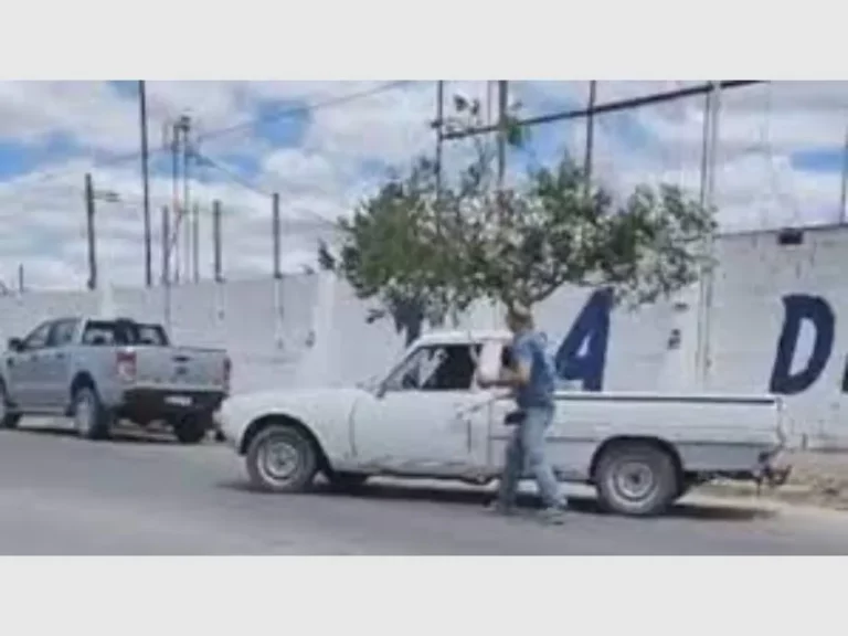 Daña la camioneta de su amigo porque no le regaló huevos de gallina