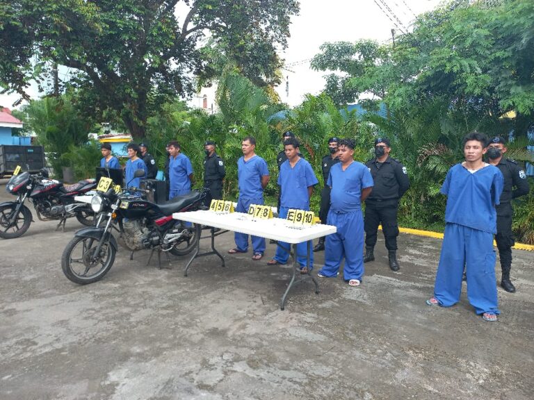 Capturan a 10 sujetos en Chinandega