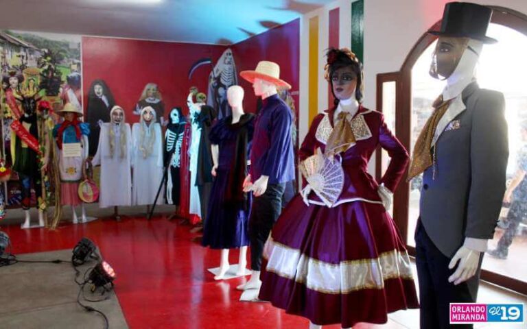 El talento y la imaginación en el Primer Festival de Cotonas, Batas y Trajes Folclórico