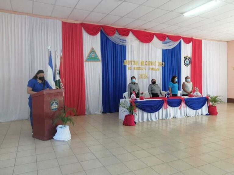 Privadas de libertad inician curso de “Flores de foami”