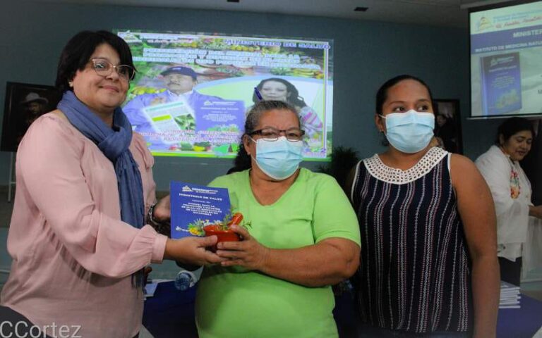 Presentan manual sobre plantas de medicina natural