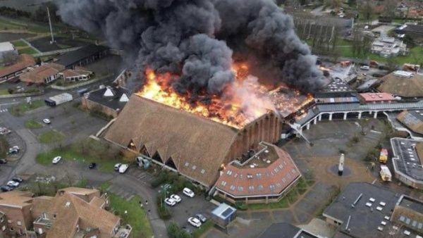 En cenizas quedó instalación deportiva en Dunkerque, Francia