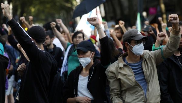 Miles de personas protestan contra la violencia policial en Francia