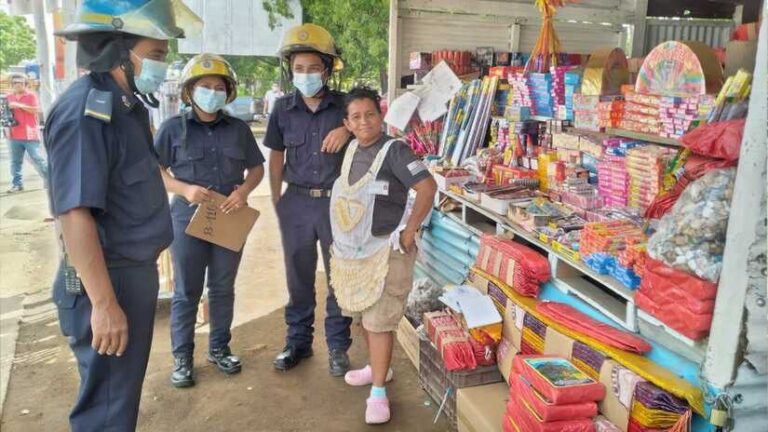 Bomberos inspeccionan puestos de venta de pólvora
