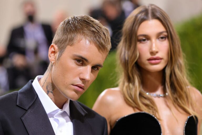 Hailey Baldwin molesta con su padre por  ventilar su intimidad