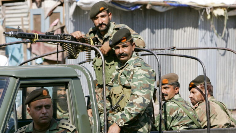 Mueren 12 militares pakistaníes durante enfrentamiento con terroristas