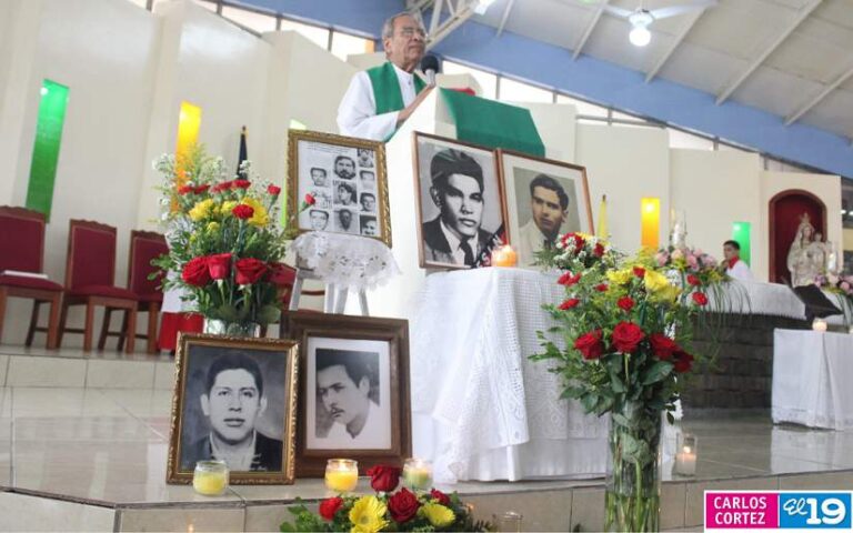 Ofician misa en memoria de los héroes y mártires de Raítí-Bocay