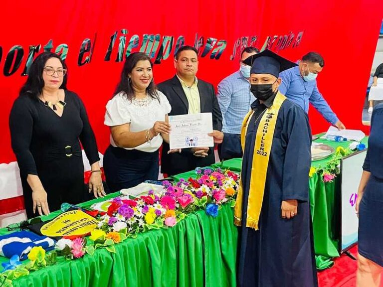 <strong>Más de 300 alumnos del colegio Ramírez Goyena culminaron sus estudios</strong>