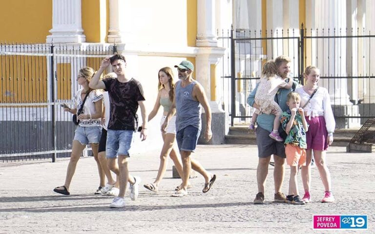 Turistas disfrutan en la Ciudad de Granada