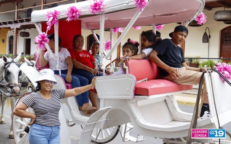 Familias visitan la ciudad de Granada