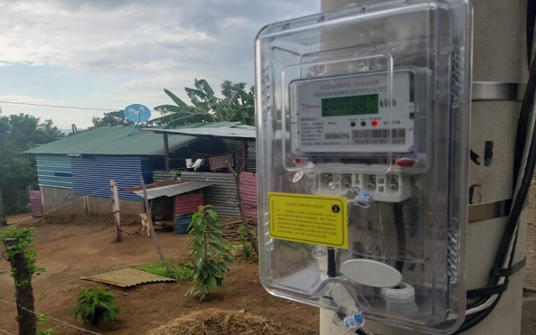 Llevan energía eléctrica a comunidad de San José de las Mulas