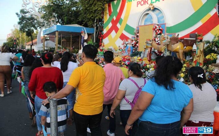 Familias disfrutan de los nacimientos navideños en la Avenida de Bolívar a Chávez