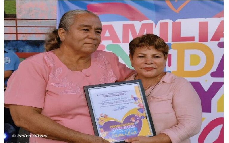 Familias reciben certificados de reconocimiento