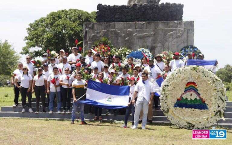 Servidores Públicos rinden homenaje a los héroes de la patria