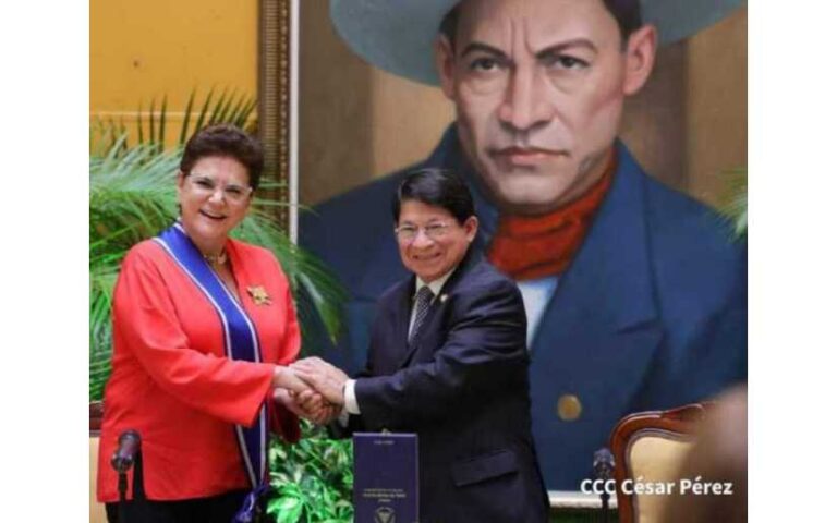 Nicaragua condecoró a representante de UNFPA