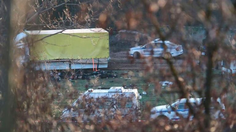 Encuentran a 18 migrantes muertos en un camión en Bulgaria