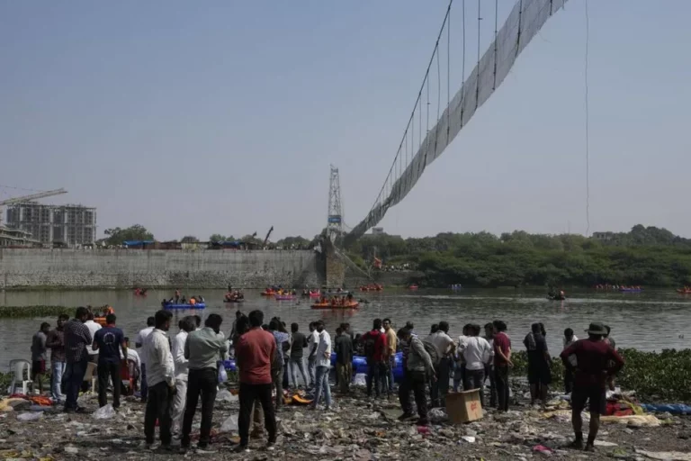 A 141 se eleva el número de fallecidos por derrumbe de un puente en India