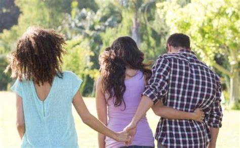 Descubre que su esposo aún quiere a su ex y la invitan a vivir juntos