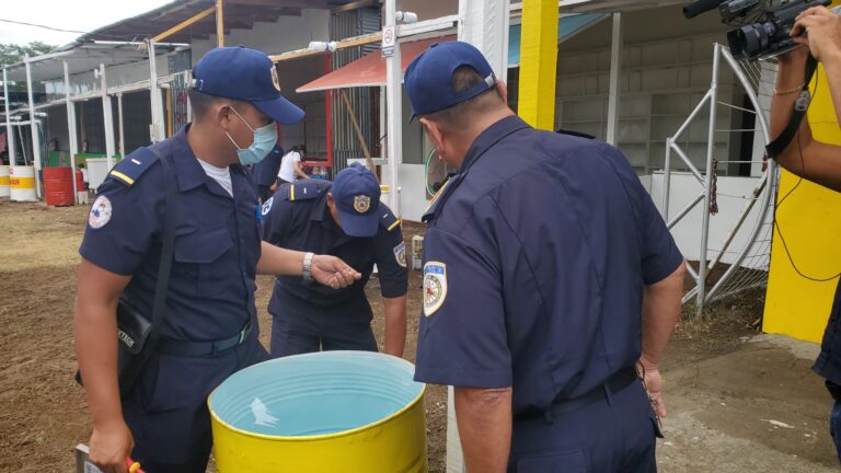 Bomberos inspeccionan los puestos de pólvora 