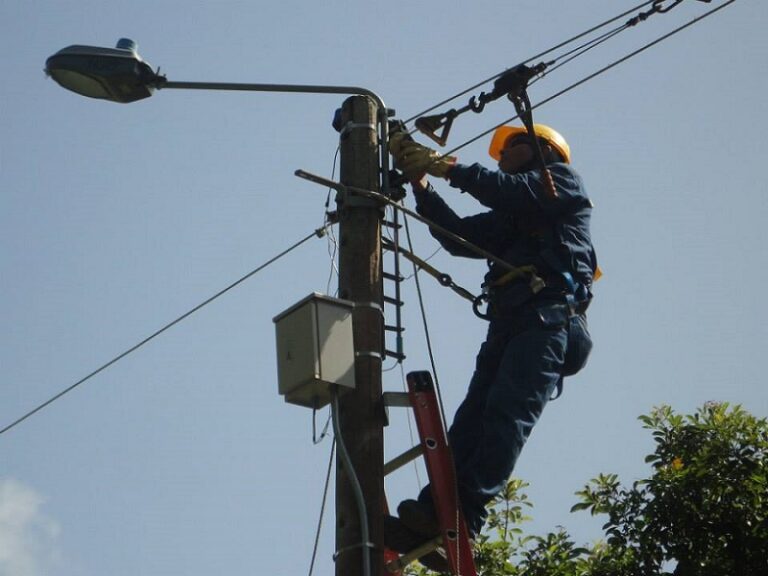 Entregan iluminación pública en Managua