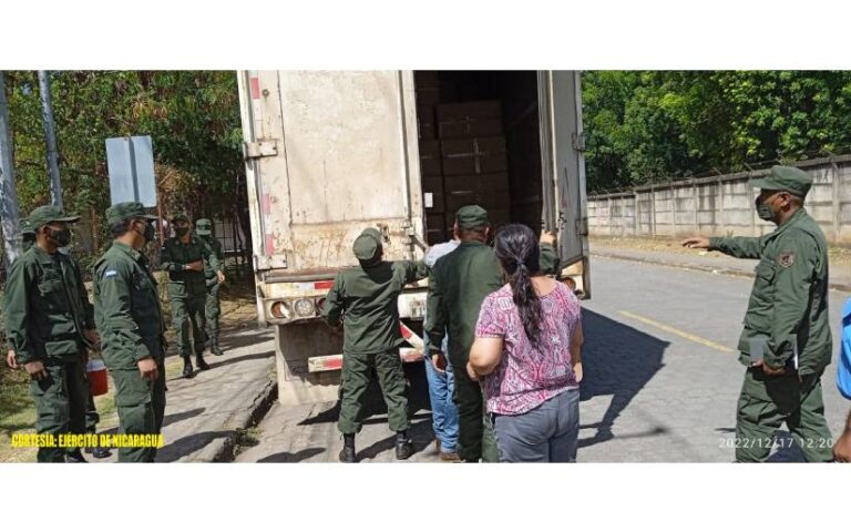 Ejército de Nicaragua participa en descarga de juguetes en Ciudad Sandino