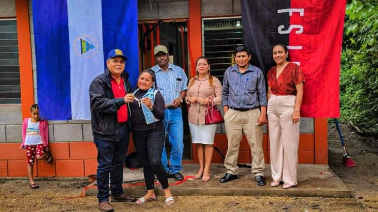 Entregan viviendas a familias de Jalapa