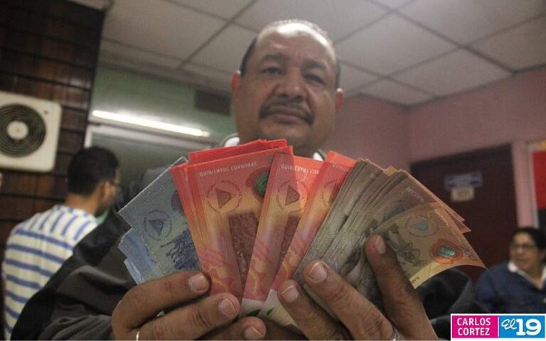 Trabajadores de la salud reciben su salario de noviembre con el reajuste salarial
