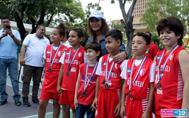 Premian a ganadores de baloncesto