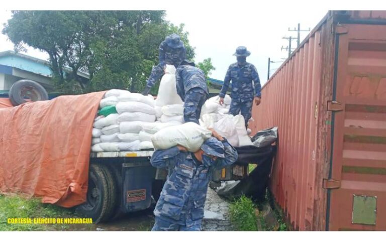 Fuerza Naval participa en descargue de paquetes alimenticios en Bluefields