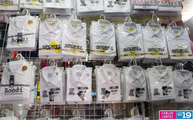 Comerciantes ofrecen sus productos escolares a precios asequibles