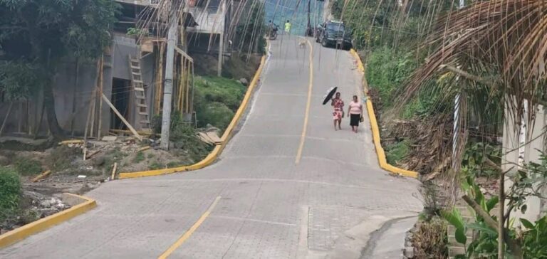 Inauguran 2 cuadras de calles adoquinadas en Río Blanco