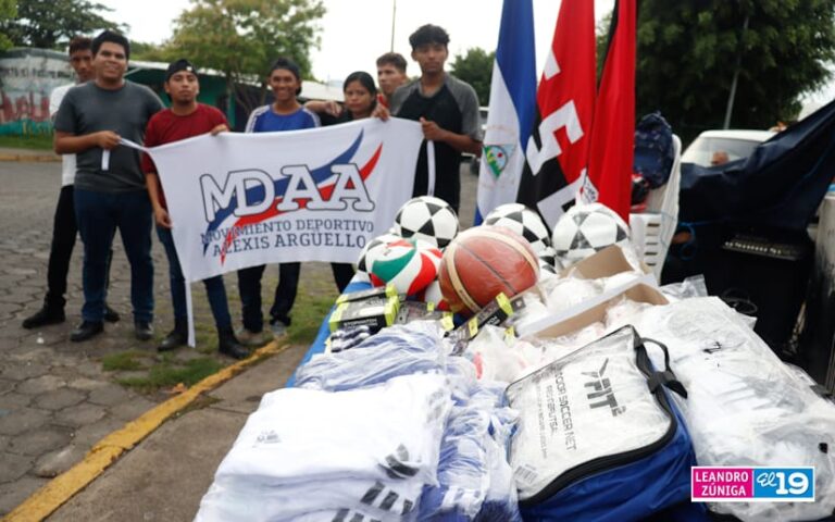 Entregan material deportivo a jóvenes del distrito II de Managua