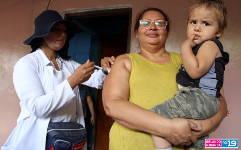 Inmunizan contra la Covid19 a familias de Santa Catalina