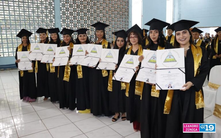 Egresan 30 nuevos docentes de educación primaria en Managua