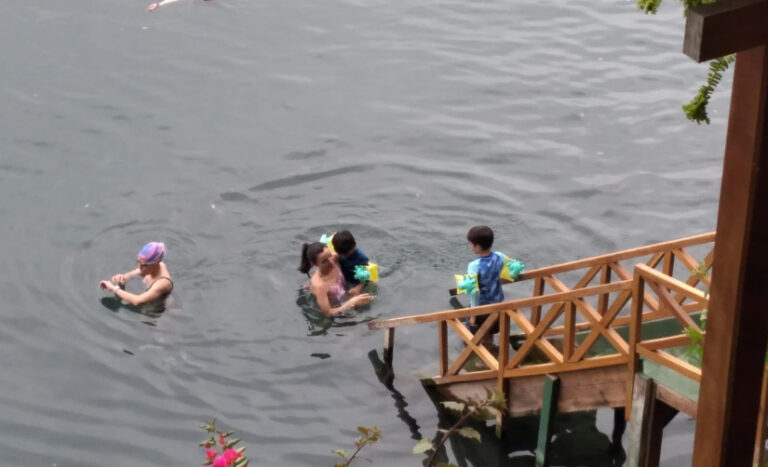 Turistas disfrutan de sus vacaciones en la Laguna de Apoyo