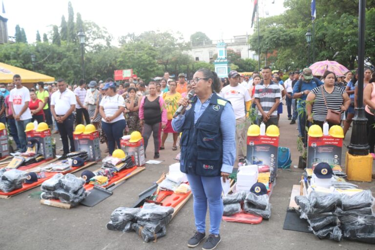 Brigadas de rescate de León reciben herramientas