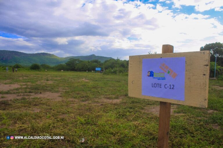 Entregan lotes de terrenos a familias de Ocota