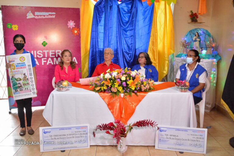 Lotería Nacional entrega utilidades a MIFAM e IND