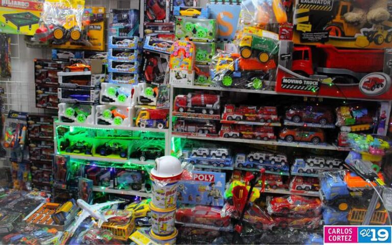 Gran afluencia de compradores en mercado Jorge Matus Téllez