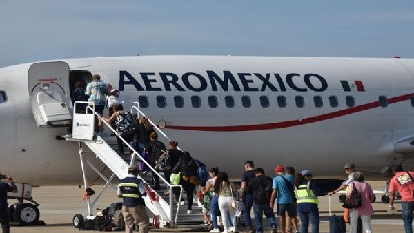 Realizan 14 vuelos mexicanos para turistas varados en Acapulco