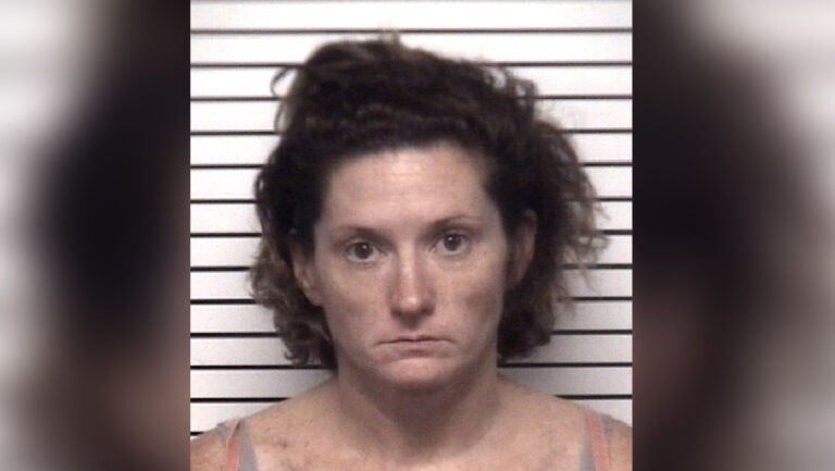 Docente sancionada por abuso sexual continuó encontrándose con su víctima