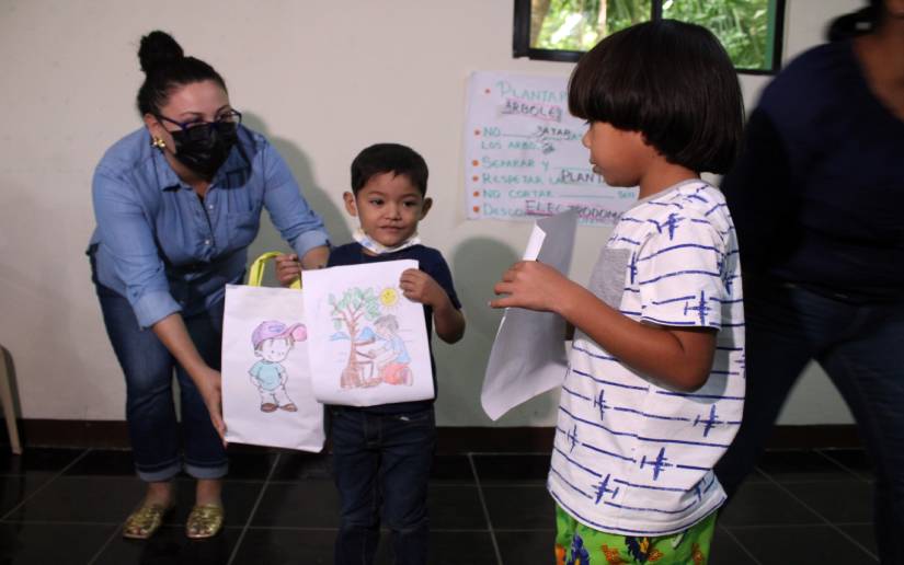 Crean conciencia a pequeños del hogar.