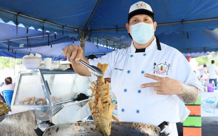 Familias disfrutan de la “Feria del Mar”