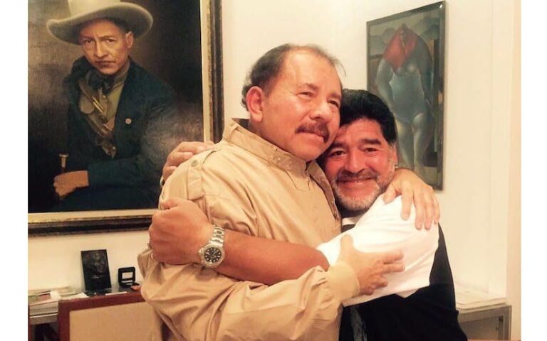 Rosario Recuerda al héroe del futbol Diego Maradona