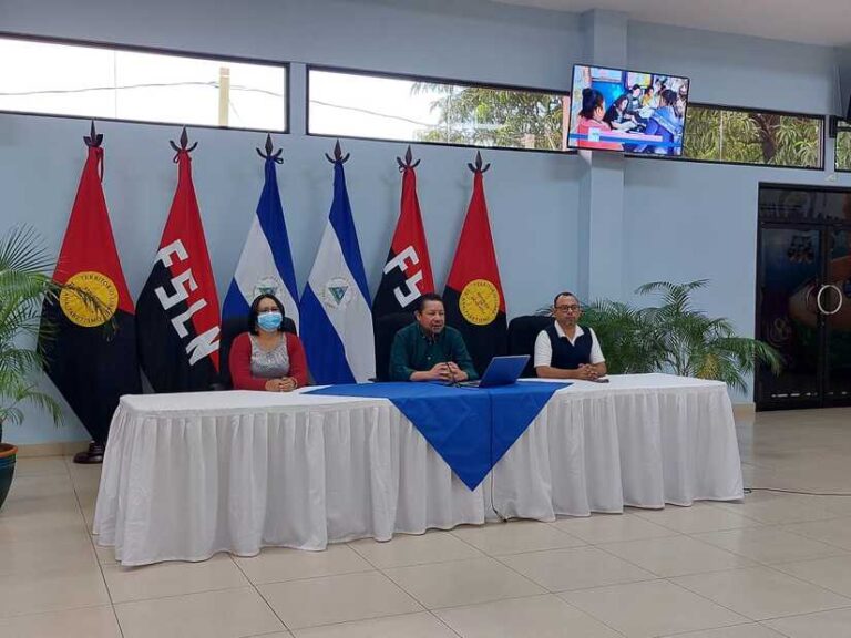 Comunidad educativa rinde homenaje al comandante Carlos