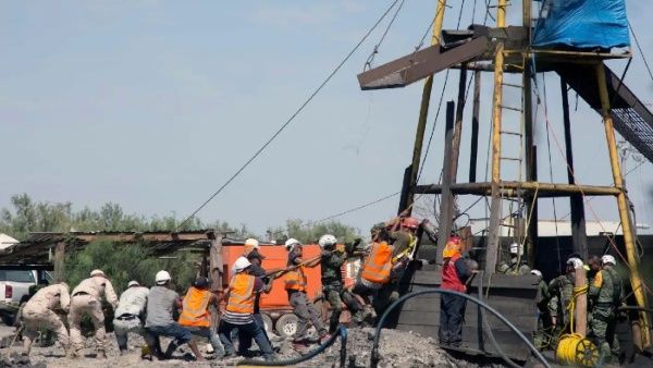 AMLO supervisará acciones de rescate de mineros