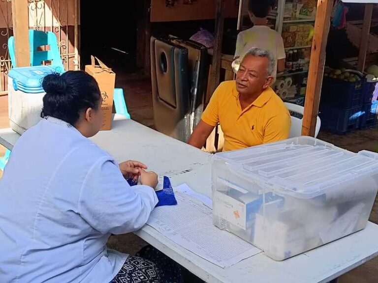 Clínica Móvil llega al barrio Martha Quezada