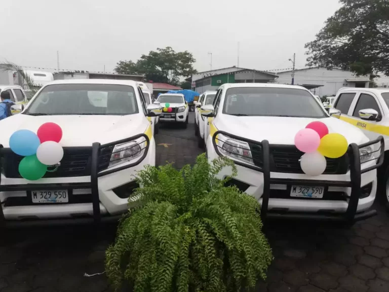 Entregarán 10 vehículos de trabajo al Centro de Insumos para la Salud